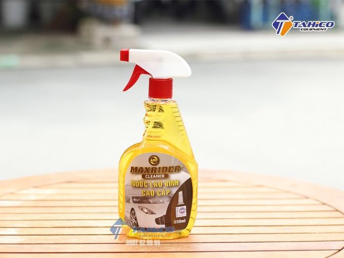 Hình ảnh dung dịch rửa kính Maxrider Clear – Chất lượng vượt trội cho kính xe sáng bóng và trong suốt, giúp bảo vệ tầm nhìn trong mọi điều kiện thời tiết.