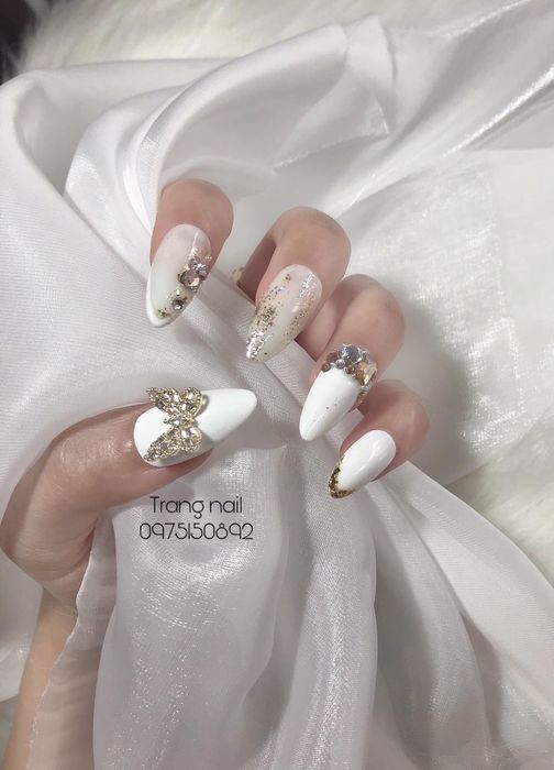 Với đội ngũ nhân viên chuyên nghiệp, tận tâm và giàu sáng tạo, <strong>Trang Nail</strong> cam kết mang đến cho bạn những bộ móng tuyệt đẹp, được chăm chút từ những chi tiết nhỏ nhất. Mỗi mẫu nail không chỉ là tác phẩm nghệ thuật mà còn là sự kết hợp hoàn hảo giữa phong cách và cá tính của mỗi khách hàng.
