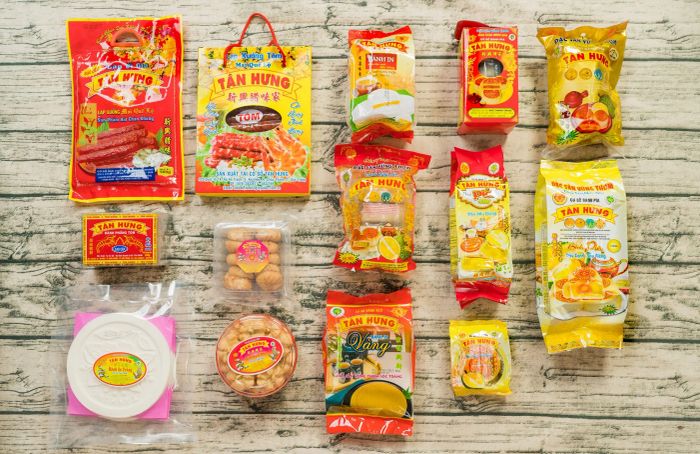 Bánh pía Tân Hưng ảnh 2 - Bộ sưu tập bánh pía đa dạng trong bao bì sang trọng, từ hộp giấy truyền thống đến thiết kế hiện đại phù hợp làm quà biếu quốc tế.