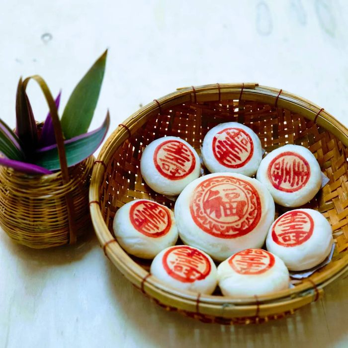 Bánh pía Mỹ Hiệp Thành ảnh 3 - Bộ sưu tập bánh pía vàng ruộm thơm lừng, xếp ngay ngắn trong hộp giấy truyền thống, chờ đợi được thưởng thức.