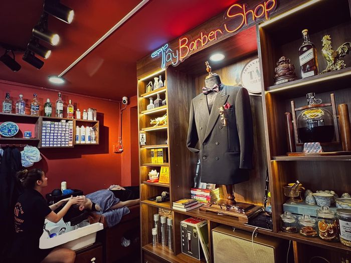 Không gian sang trọng tại Tây Barber Shop