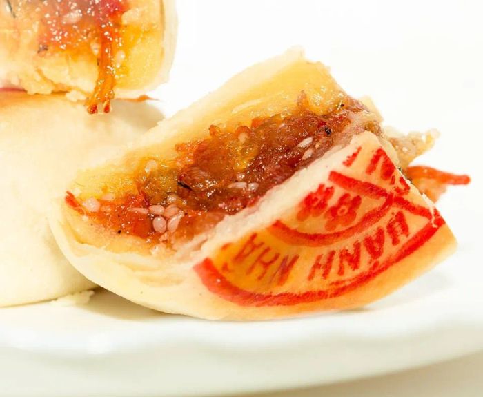 Bánh pía Tân Hưng ảnh 3 - Quy trình sản xuất tỉ mỉ với bàn tay tài hoa của nghệ nhân, từ khâu nhào bột đến tạo hình và nướng bánh.