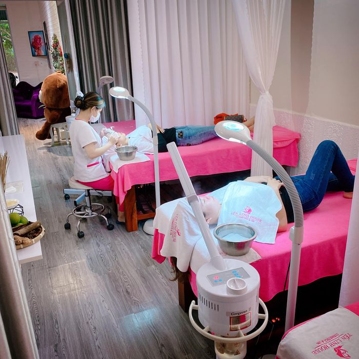 Yến Linh Spa Clinic - Hình ảnh 1: Không gian trị liệu sang trọng với hệ thống máy móc hiện đại