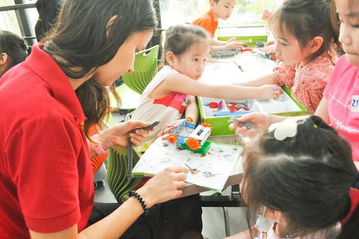 Hình ảnh học sinh tương tác cùng giáo viên bản ngữ tại AMES