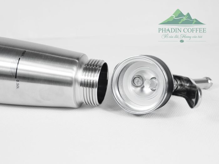 Hình ảnh cận cảnh bình xịt kem Foresto - Thiết kế thông minh cho quán Việt