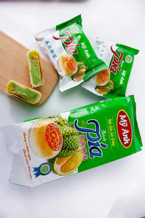 Hình ảnh bánh pía Mỹ Anh - Lớp vỏ vàng ruộm ôm ấp nhân thơm ngon