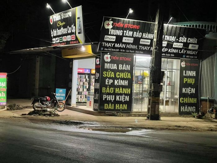 Hình ảnh thực tế quy trình sửa chữa tại Tiến Mobile