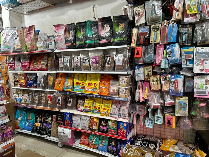 Không gian trưng bày sản phẩm tại Net Pet Shop Gia Lai