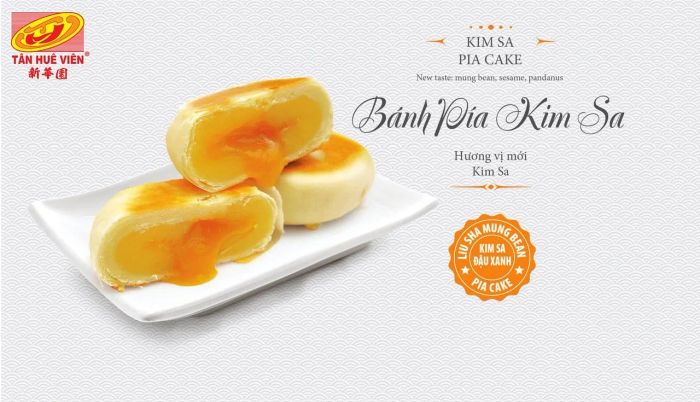 Bánh pía Tân Huê Viên ảnh 2 - Hình ảnh cận cảnh chiếc bánh pía vàng ruộm với lớp vỏ mỏng tang ôm trọn nhân sầu riêng thơm lừng cùng trứng muối béo ngậy.
