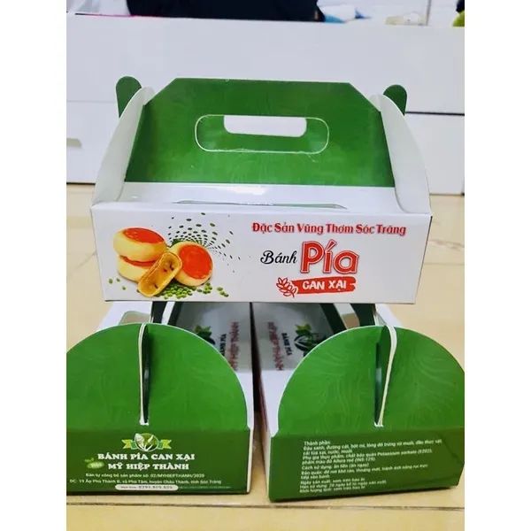 Bánh pía Mỹ Hiệp Thành ảnh 2 - Hình ảnh cận cảnh lớp vỏ bánh vàng óng, mỏng giòn ôm trọn nhân đậu xanh sầu riêng thơm phức, điểm xuyến trứng muối béo ngậy.