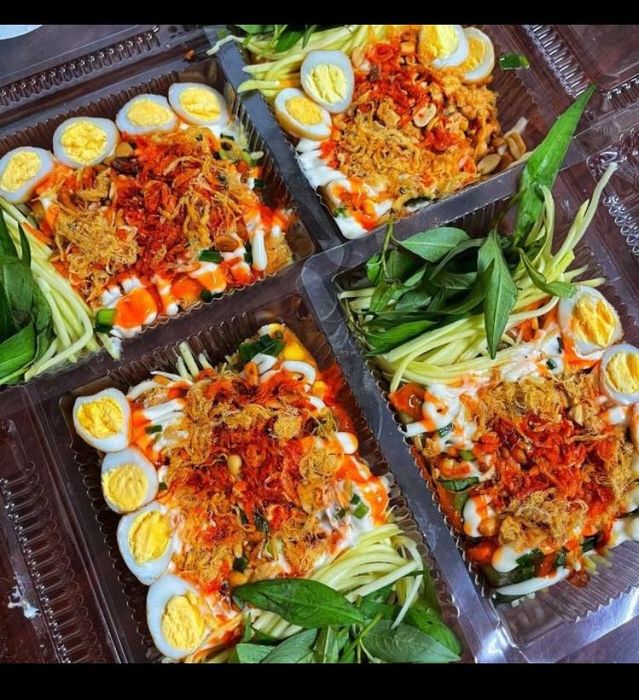Hình ảnh bánh tráng trộn Chú Viên đầy hấp dẫn