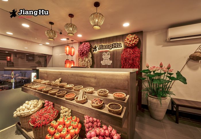 Hình ảnh JiangHu Heroes' Hotpot 3 - Lần nữa, JiangHu Heroes' Hotpot tái hiện vẻ đẹp cổ kính và không gian ấn tượng, một nơi để bạn thoải mái nhâm nhi những món ăn tuyệt vời.