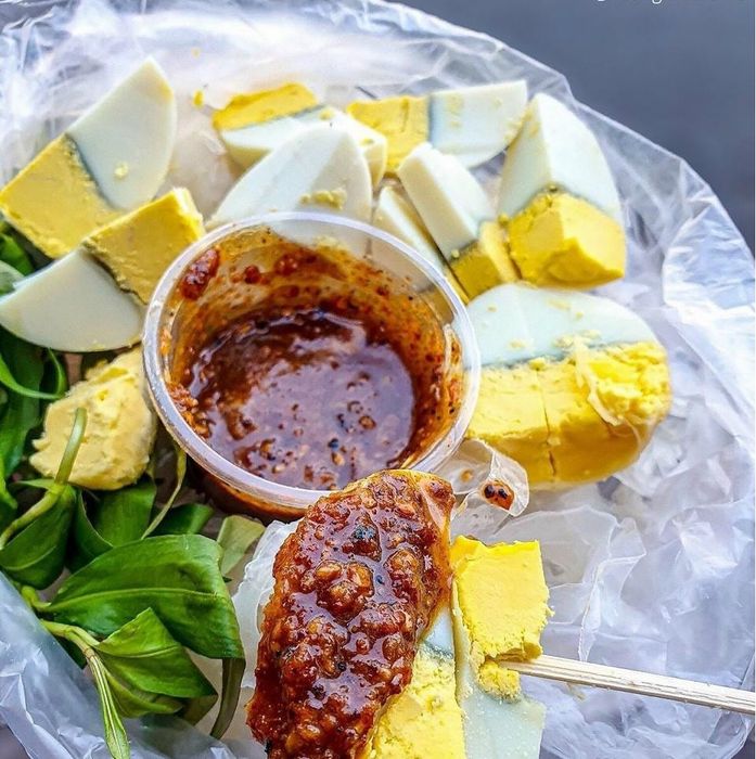 Hình ảnh bánh tráng chấm Cô Gánh với sốt đặc trưng