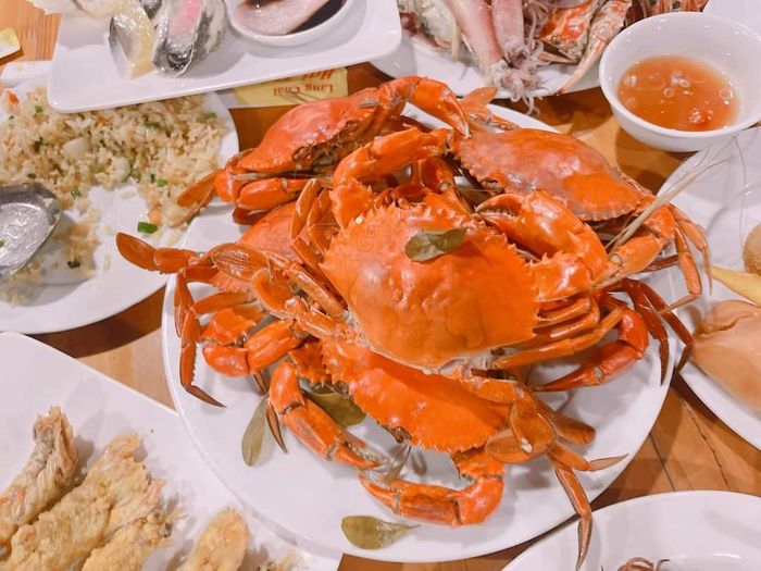 Nhà Hàng Làng Chài - Khám phá không gian và hương vị biển cả tại biển Hải Tiến