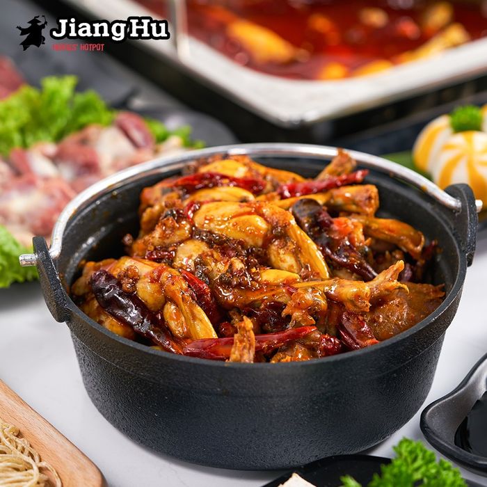 Hình ảnh của JiangHu Heroes' Hotpot 2 - Một góc nhìn ấn tượng của không gian cổ trang tại JiangHu Heroes' Hotpot, nơi bạn không chỉ thưởng thức lẩu mà còn đắm chìm trong bầu không khí Trung Hoa đầy lôi cuốn.