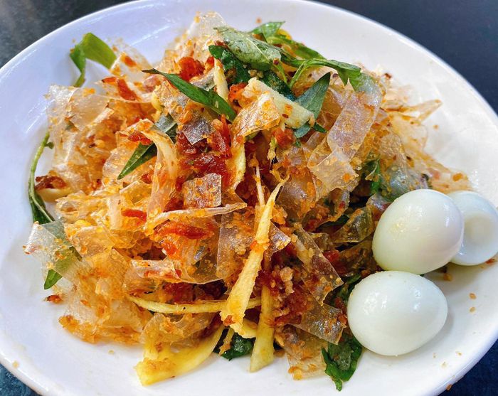 Hình ảnh thực khách thưởng thức tại quán