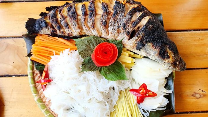 Không gian ấm cúng tại Nhà hàng Ba Tàu - Điểm đến hải sản nổi tiếng Hạ Long