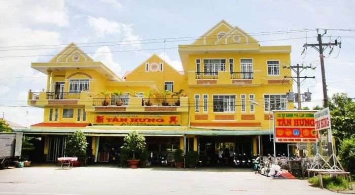 Bánh pía Tân Hưng ảnh 1 - Hình ảnh cận cảnh chiếc bánh vàng ruộm với lớp vỏ mỏng tang ôm trọn nhân sầu riêng thơm lừng, lộ rõ từng thớ sầu riêng tươi ngon.
