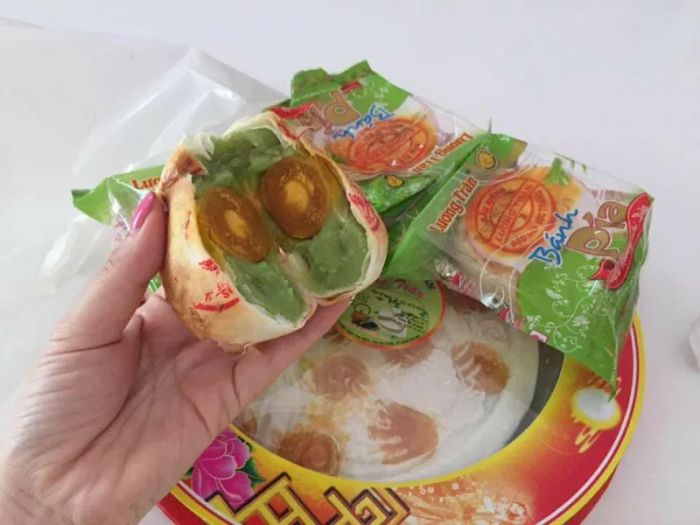 Bánh pía Lương Trân ảnh 3 - Hình ảnh cận cảnh lớp nhân bánh vàng óng với sợi sầu riêng tơi mịn quyện cùng đậu xanh bùi béo, được bao bọc bởi lớp vỏ bánh mỏng tang vàng ruộm.
