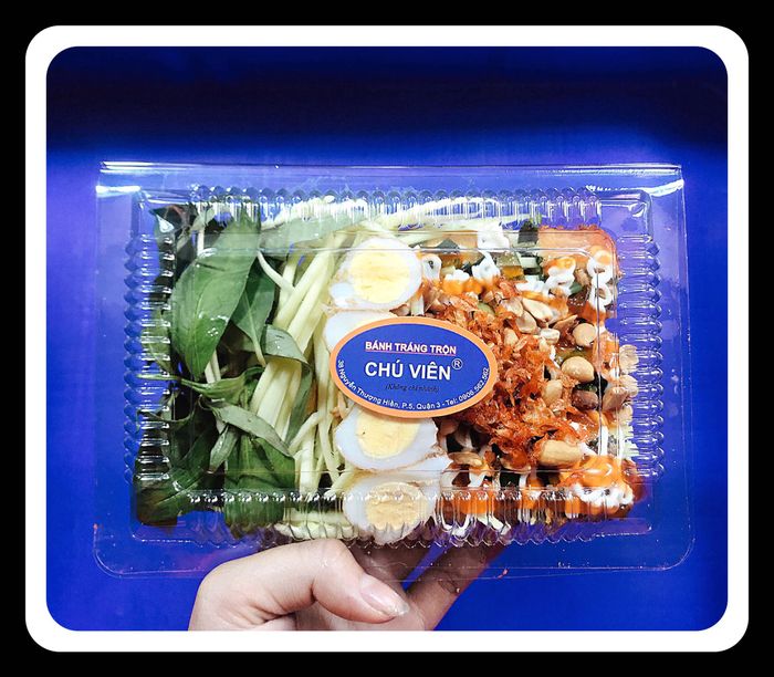 Hình ảnh bánh tráng trộn Chú Viên đầy màu sắc