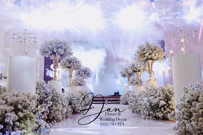 Không gian tiệc cưới sang trọng với hoa tươi từ Đan Flower Wedding Decor