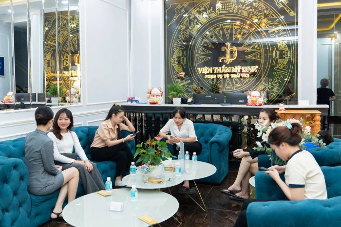 Hình ảnh khách hàng trải nghiệm dịch vụ tại Viện thẩm mỹ DIVA