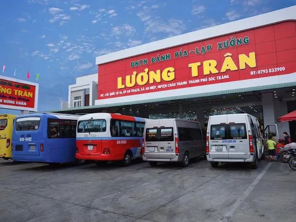 Bánh pía Lương Trân ảnh 1 - Hình ảnh những chiếc bánh vàng ươm với lớp vỏ mỏng tang, lộ phần nhân đậu xanh sầu riêng hảo hạng cùng trứng muối bóng mượt.