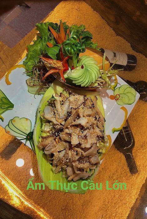 Không gian sang trọng tại Hầm Rượu Cầu Lớn với bể hải sản tươi sống