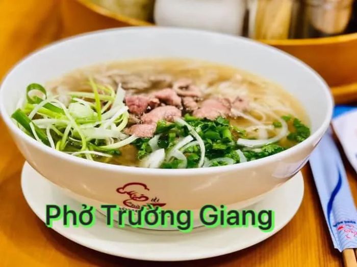 Góc nhìn cận cảnh món phở hấp dẫn tại Phở Trường Giang (ảnh 2)