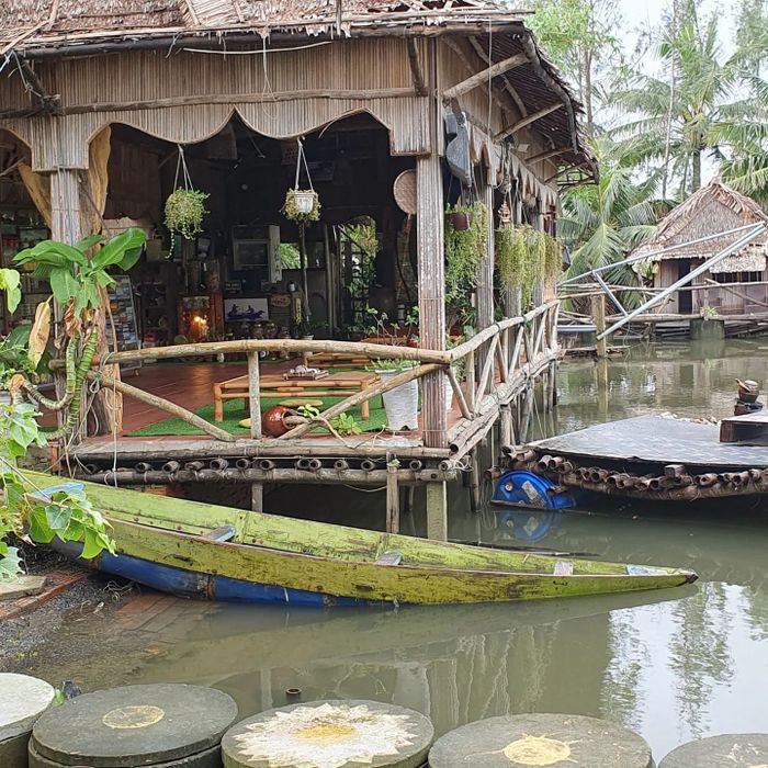 Quoc Linh Eco Village - Bức ảnh thứ hai khắc họa góc thư giãn lý tưởng với view xanh mát cùng những món chay đẹp mắt