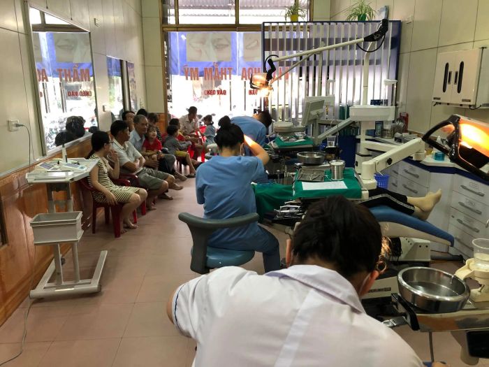 Hình ảnh đội ngũ bác sĩ tận tâm tại Nha Khoa Ánh Tuyết
