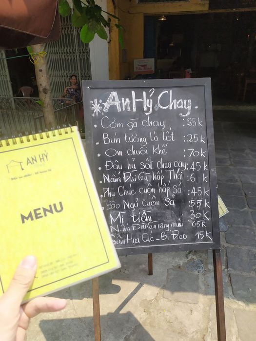 An Hỷ Chay - An Hy Vegetarian - Bức ảnh thứ hai khắc họa không gian ấm cúng với những món chay được trình bày tinh tế, đầy màu sắc