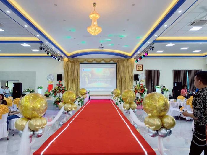 Sắc hoa rực rỡ điểm tô bữa tiệc tại Tiệc Cưới Phương Huệ