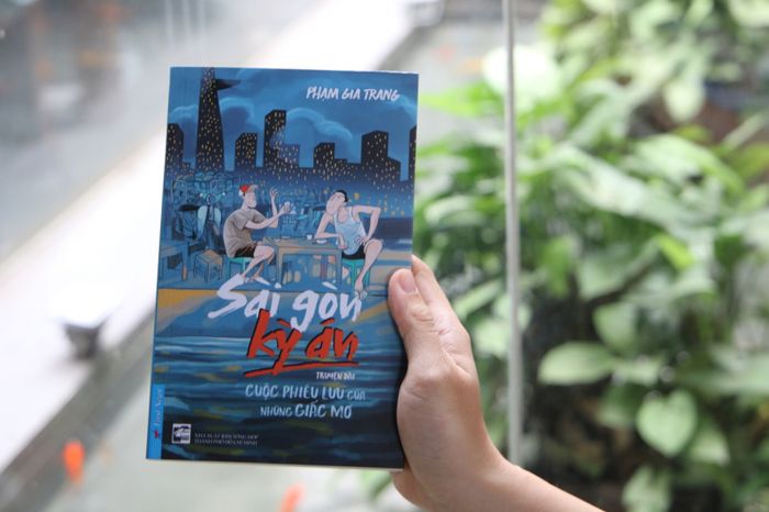 Bìa sách 'Sài Gòn Kỳ Án' - Hình ảnh đầy ấn tượng với Sài Gòn rực rỡ qua lăng kính của chàng trai trẻ nhập cư, nơi mỗi chi tiết đều kể câu chuyện về khát vọng vươn lên.
