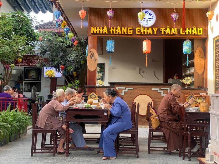 Nhà Hàng Chay Tâm Châu - Bức ảnh đầu tiên ghi lại không gian sang trọng cùng những món chay được trình bày như tác phẩm nghệ thuật