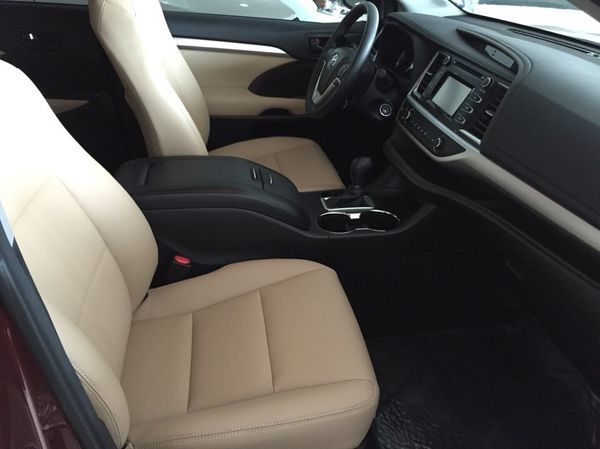 Showroom trưng bày sản phẩm nội thất cao cấp tại Hoàng Thiên