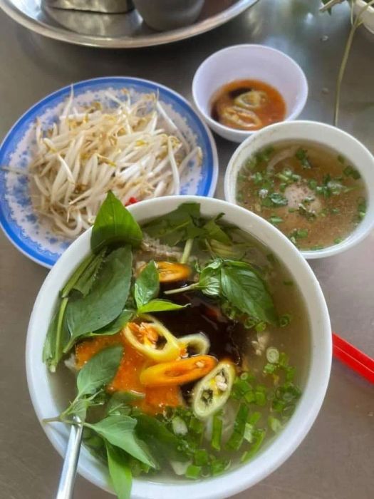 Khung hình ấm áp tại quán Phở Thủy Nguyên (ảnh 2)