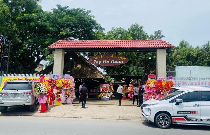 Bể hải sản tươi sống tại Nhà Hàng Tây Hồ