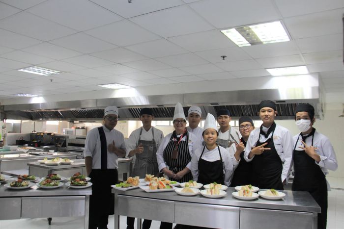 Tọa lạc tại quận Ngũ Hành Sơn, Trường Cao đẳng quốc tế Pegasus là điểm đến lý tưởng cho những ai muốn trở thành đầu bếp chuyên nghiệp. Với hơn 90% thời gian đào tạo thực hành, sinh viên tốt nghiệp từ Pegasus không chỉ thành thạo kỹ năng nghề mà còn nhận được sự đánh giá cao về thái độ làm việc nghiêm túc từ các nhà tuyển dụng quốc tế.