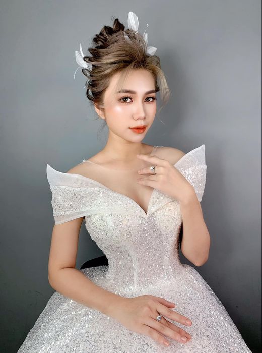 Ngoài các kỹ thuật trang điểm cơ bản, học viên còn được học cách sử dụng mỹ phẩm, cách chụp hình sản phẩm và kỹ năng chỉnh sửa hình ảnh, giúp bạn không chỉ thành thạo trang điểm mà còn biết cách tạo ra những bức ảnh đẹp mắt và chuyên nghiệp. Mỗi học viên sẽ nhận được sự hỗ trợ tối đa để ra nghề vững tay nghề, tự tin trong công việc và theo đuổi đam mê lâu dài.
