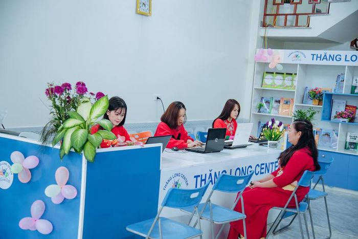 Hình ảnh giảng viên và học viên Trung Tâm Thăng Long