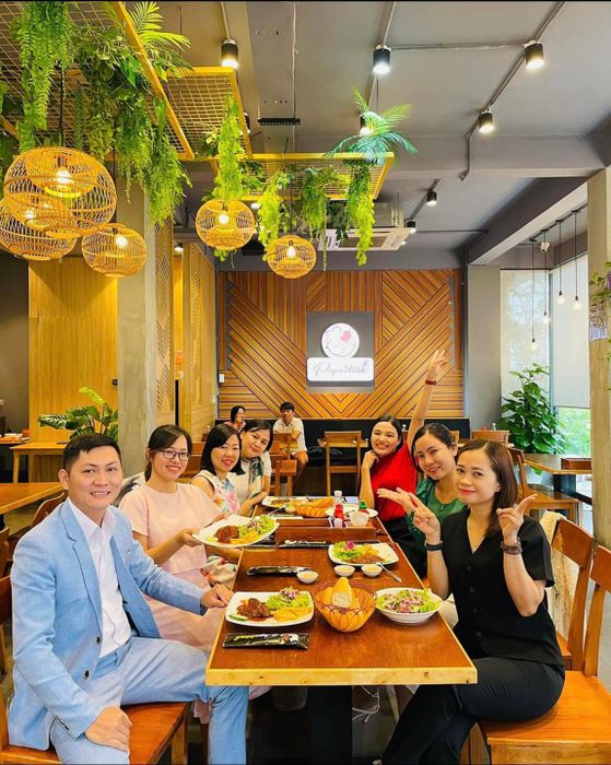 Hình ảnh lưu giữ khoảnh khắc thực khách đang dùng bữa tại nhà hàng (Ảnh 1)