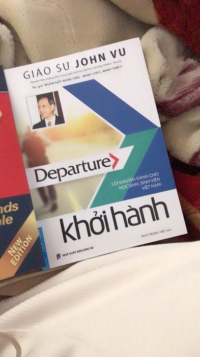 Bìa sách 'Khởi Hành' - Thiết kế ấn tượng với hình ảnh hành trình vạn dặm bắt đầu từ bước chân đầu tiên, truyền tải thông điệp mạnh mẽ về sự tự lập.