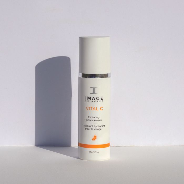 Sữa rửa mặt dưỡng ẩm làm sáng da Cosmedica Vitamin C, với sự kết hợp hoàn hảo giữa vitamin C, dầu olive và chiết xuất tràm trà, giúp loại bỏ bụi bẩn và tạp chất, đồng thời nuôi dưỡng da mềm mịn, ngăn ngừa mụn. Sản phẩm này sẽ giúp làn da bạn sáng khỏe, tươi mới và tràn đầy sức sống ngay sau lần sử dụng đầu tiên.