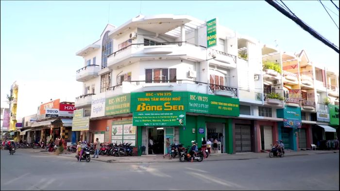 Hình ảnh giảng viên và học viên tại Trung Tâm Ngoại Ngữ Bông Sen