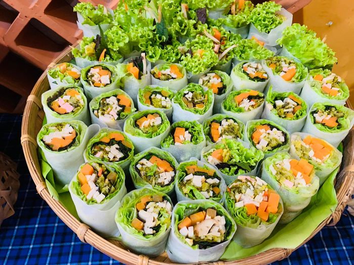 Ẩm thực chay An - Bức ảnh thứ hai khắc họa khoảnh khắc ấm áp khi thực khách thưởng thức những món chay đầy màu sắc và dinh dưỡng