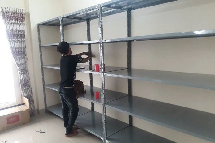 Không gian kho bãi được tối ưu với kệ sắt Việt POS