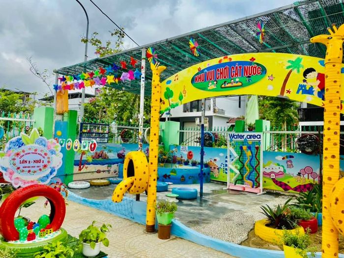 Bộ sưu tập hình ảnh đặc sắc ghi lại những khoảnh khắc học tập, vui chơi đáng nhớ của các bé tại Trường Mầm Non Tuổi Hoa.
