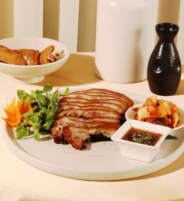 Không gian ấm cúng tại Francis Hội Restaurant