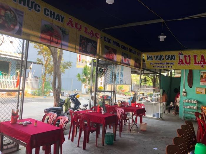 Quán Chay Âu Lạc - Bức ảnh thứ hai khắc họa khoảnh khắc ấm áp khi thực khách thưởng thức những món chay đầy màu sắc và dinh dưỡng